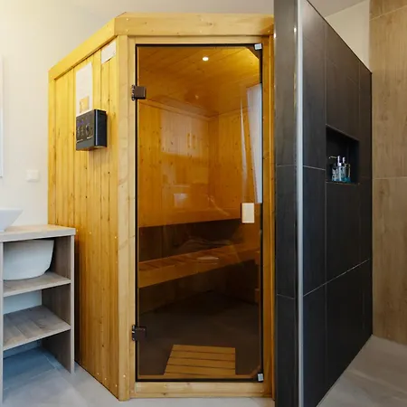 Huge With Sauna And Free Parking