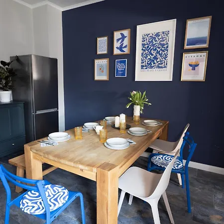 Huge With Sauna And Free Parking アパート