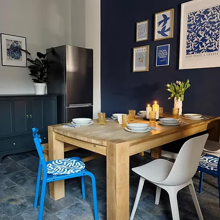 アパート Huge With Sauna And Free Parking ドゥイスブルグ